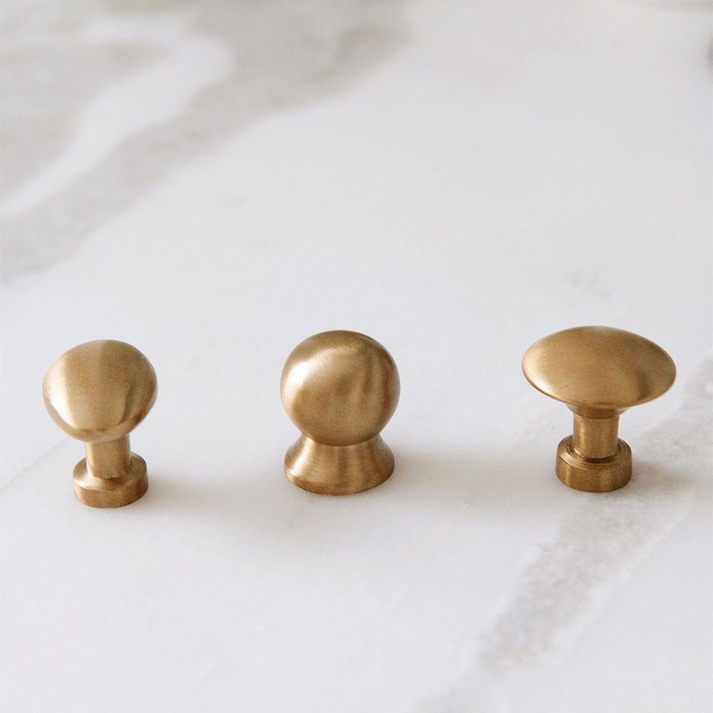 Roan Iris Antique Brass Knob